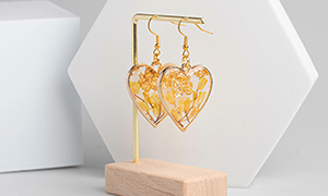 (01) 細かなアクセサリーにも対応する設計